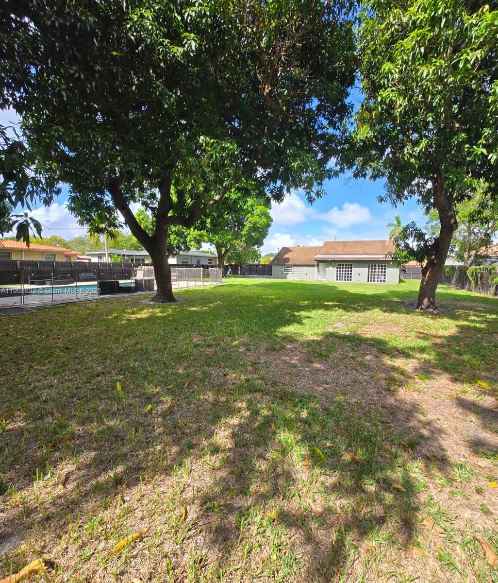 HOLLYWOOD LITTLE RANCHES - Residential Lease