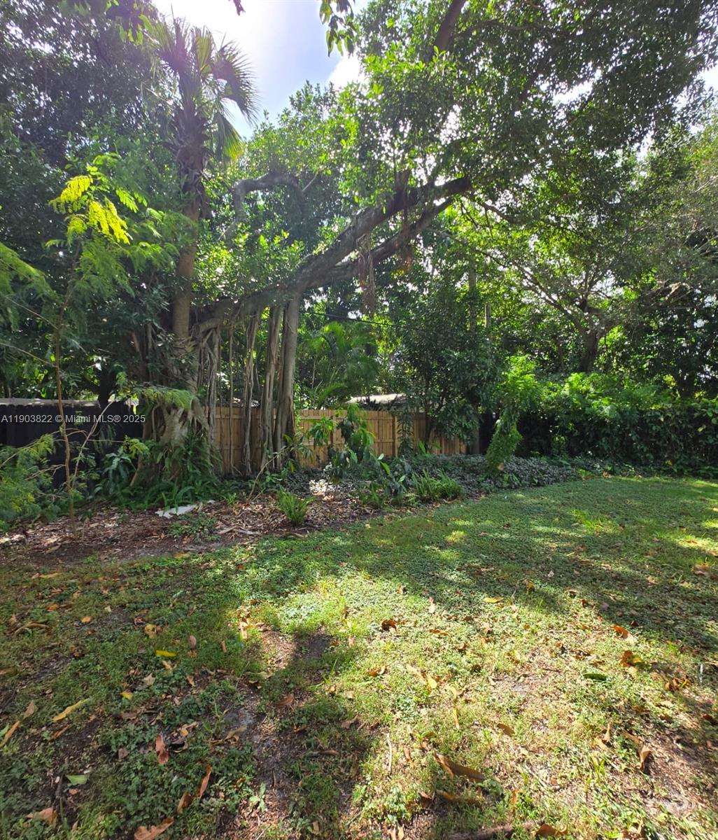 HOLLYWOOD LITTLE RANCHES - Residential Lease