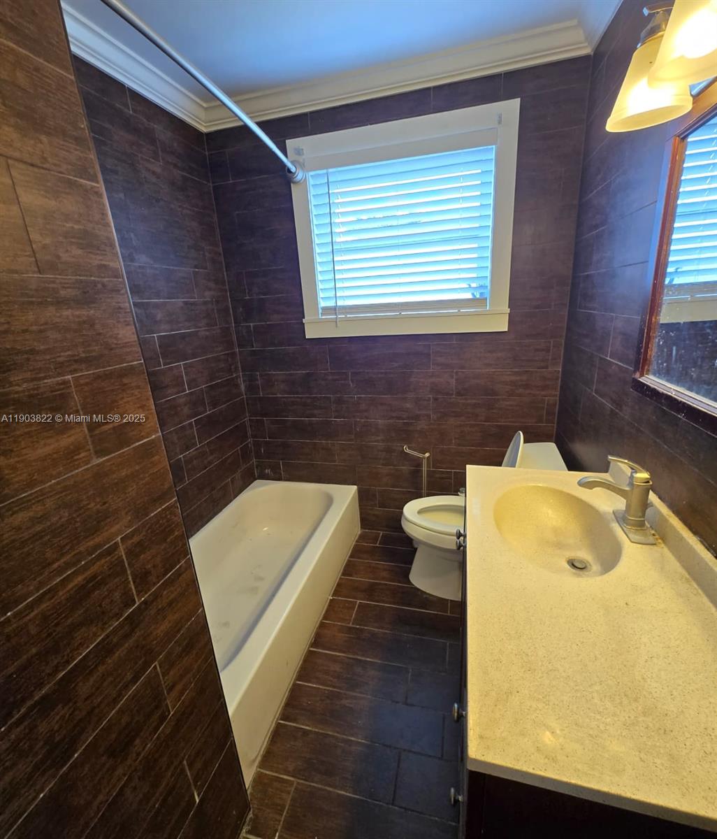 HOLLYWOOD LITTLE RANCHES - Residential Lease