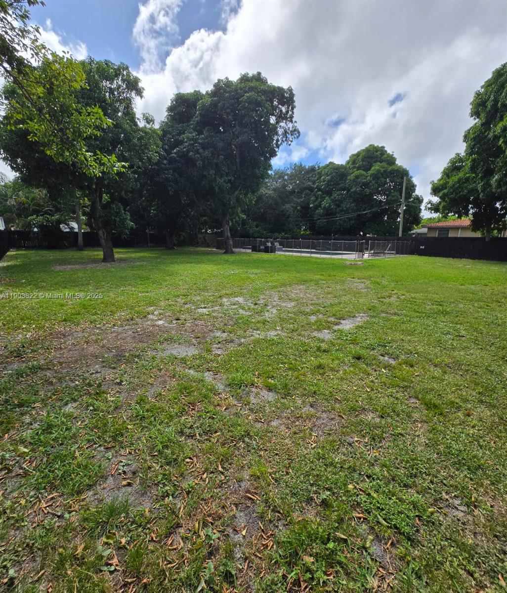 HOLLYWOOD LITTLE RANCHES - Residential Lease