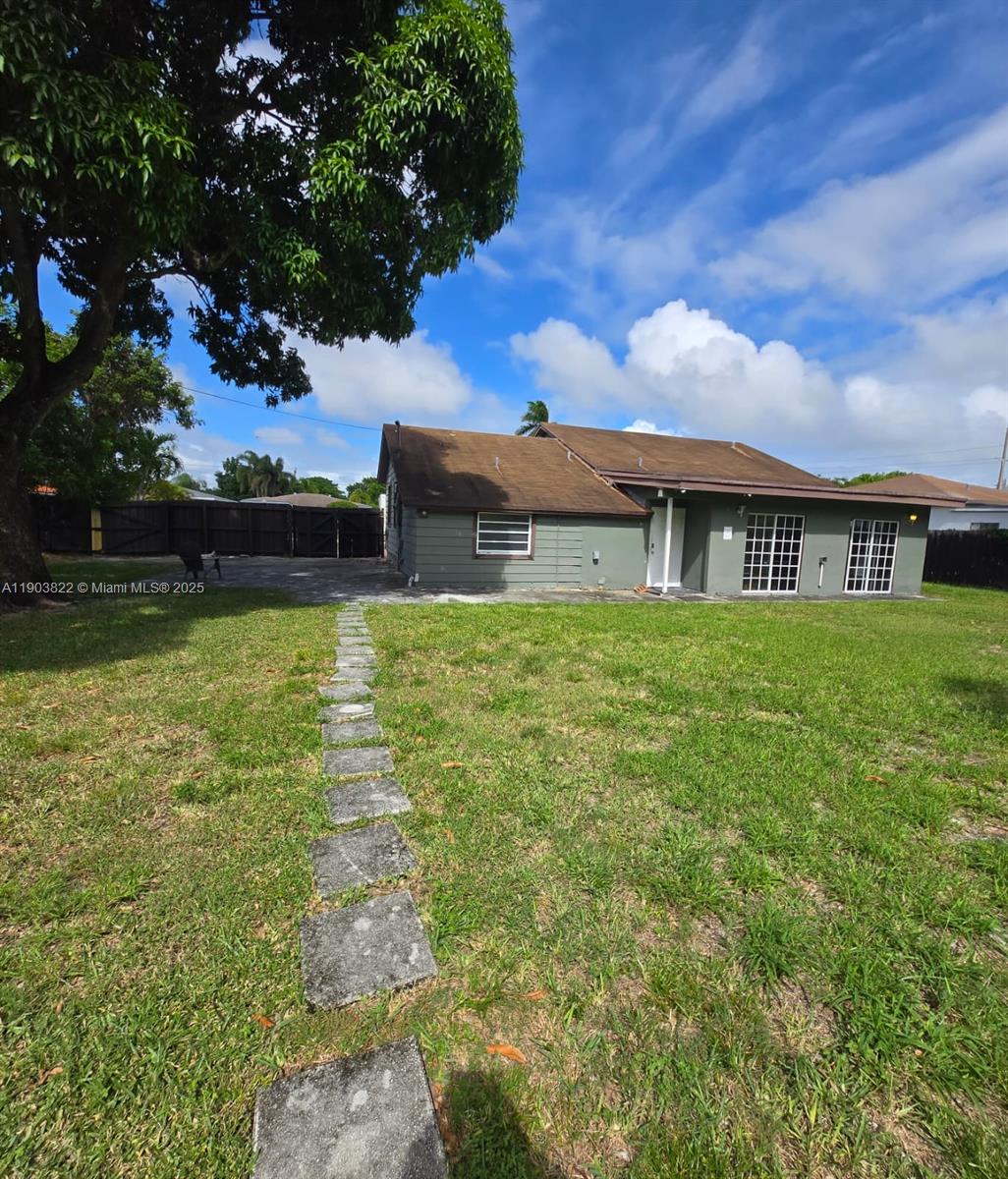 HOLLYWOOD LITTLE RANCHES - Residential Lease