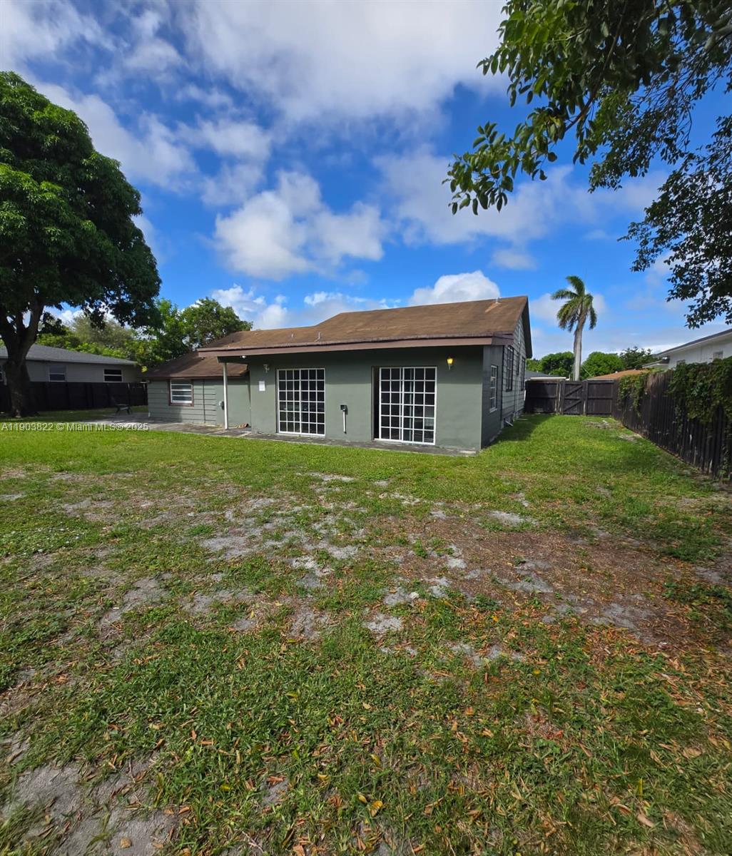 HOLLYWOOD LITTLE RANCHES - Residential Lease