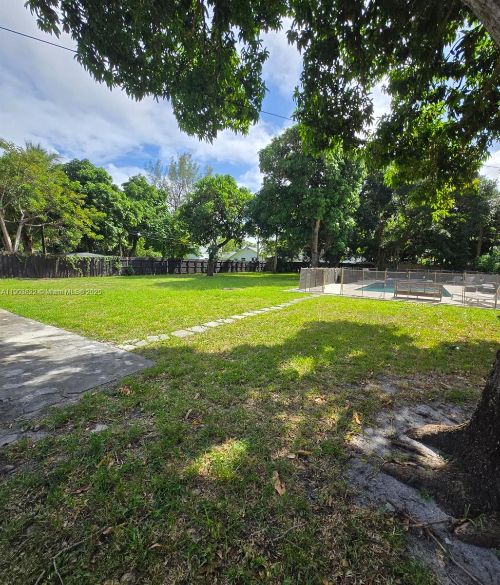 HOLLYWOOD LITTLE RANCHES - Residential Lease