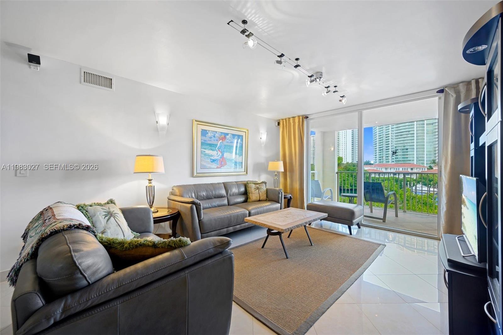 THE YACHT CLUB AT AVENTURA - Residential