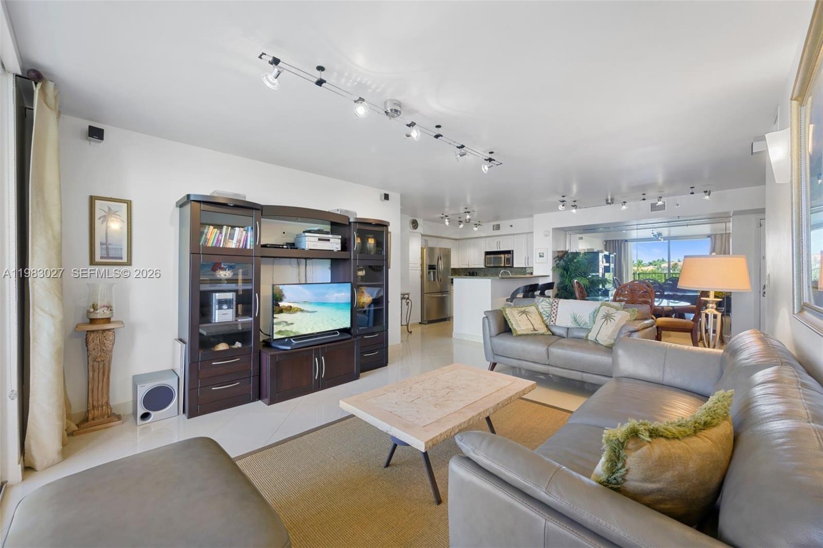 THE YACHT CLUB AT AVENTURA - Residential