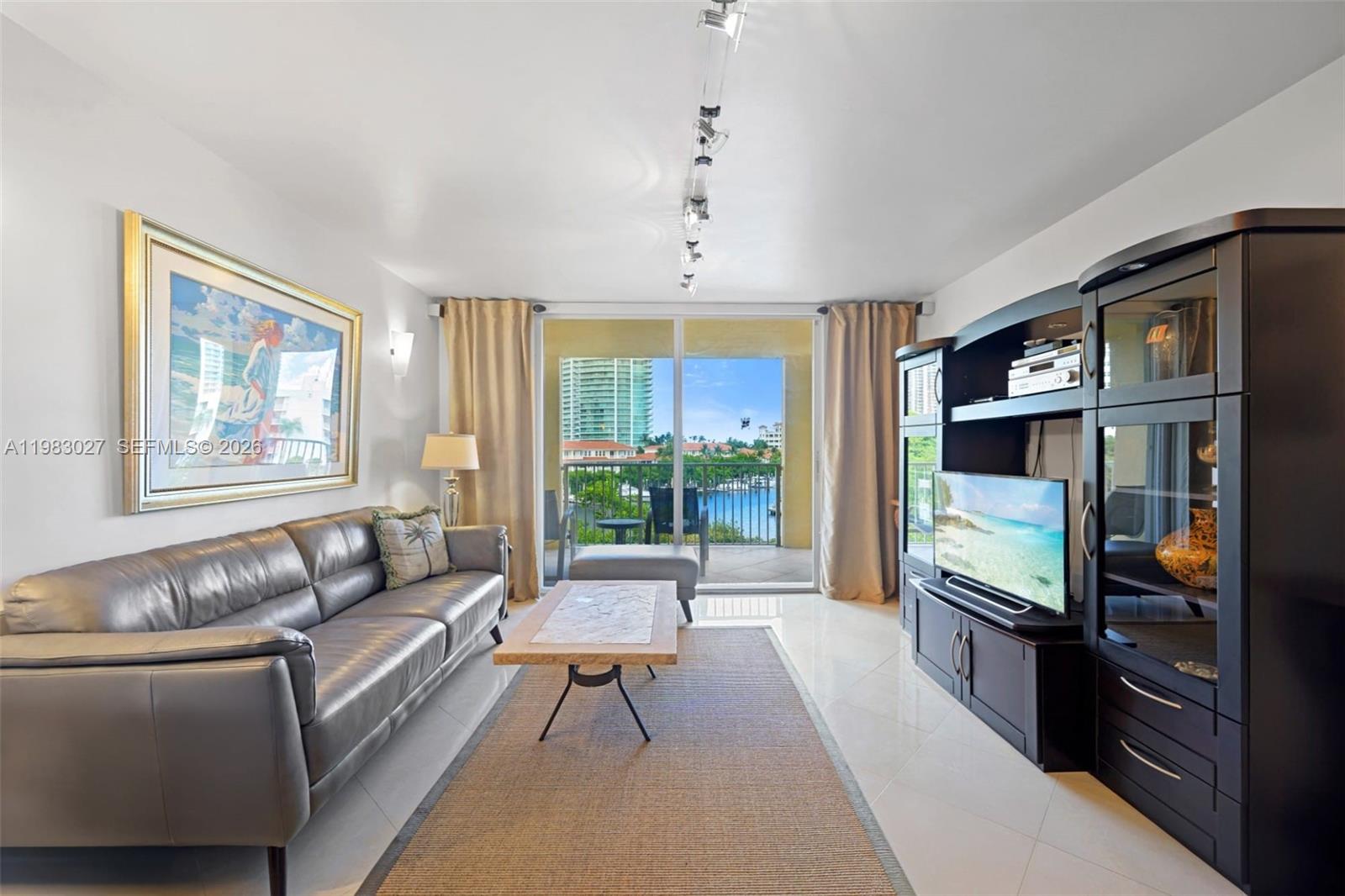 THE YACHT CLUB AT AVENTURA - Residential