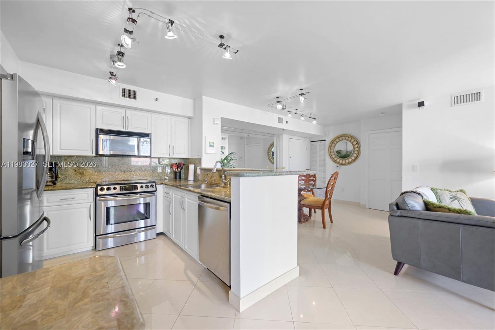 THE YACHT CLUB AT AVENTURA - Residential