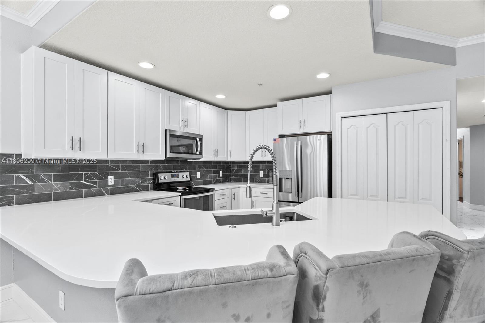 601 N Miramar 107