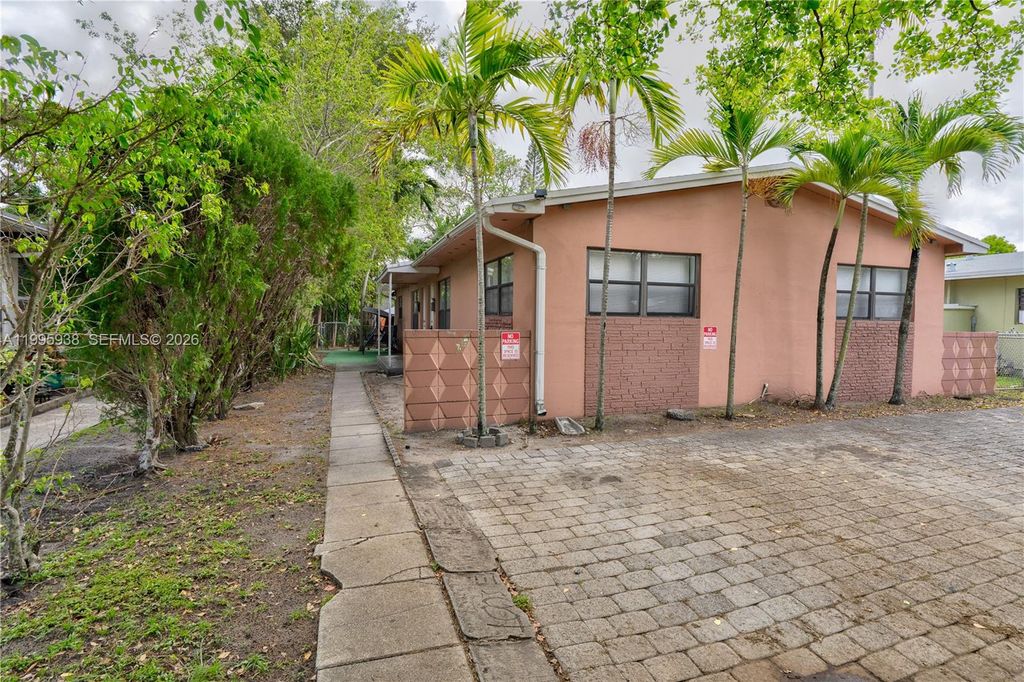 Photo of 501 SW 9th St #1-2, Hallandale Beach, FL 33009 (MLS # A11995938)
