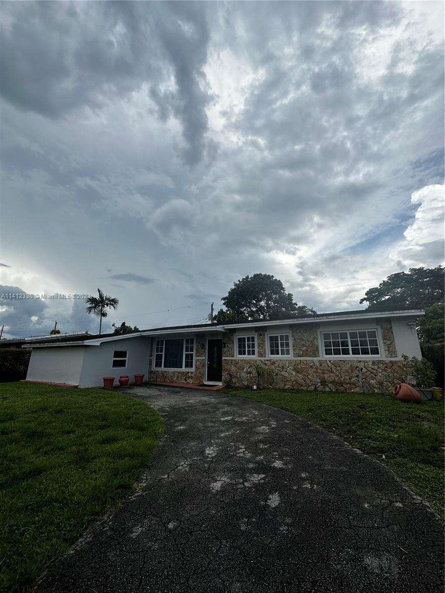 Cozy 3 bedroom 2 bathroom and bonus den (converted garage). Tenants must purchase and maintain renters insurance throughout the term of the lease.