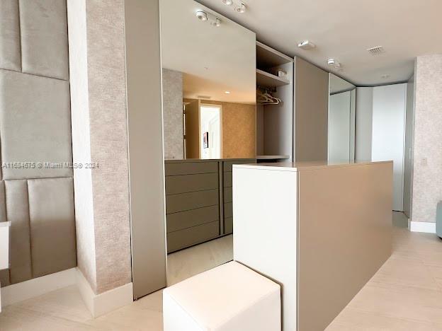 18555 COLLINS AVENUE COND - Residential Lease