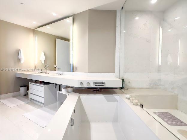 18555 COLLINS AVENUE COND - Residential Lease