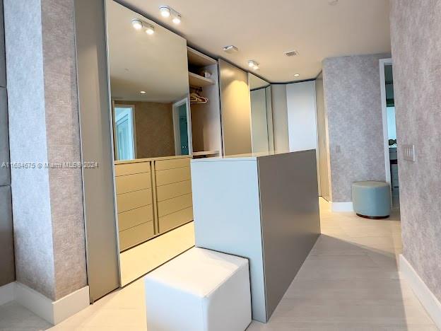 18555 COLLINS AVENUE COND - Residential Lease