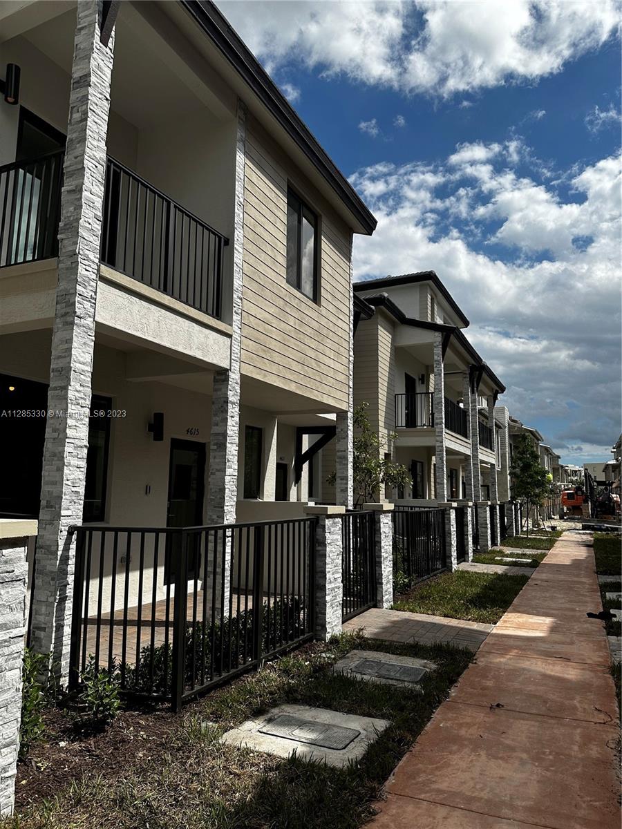 DOWNTOWN DORAL SOUTH PHAS - Residential