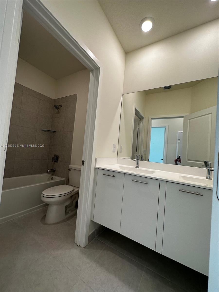 DOWNTOWN DORAL SOUTH PHAS - Residential