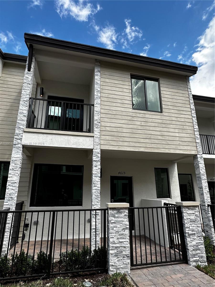 DOWNTOWN DORAL SOUTH PHAS - Residential