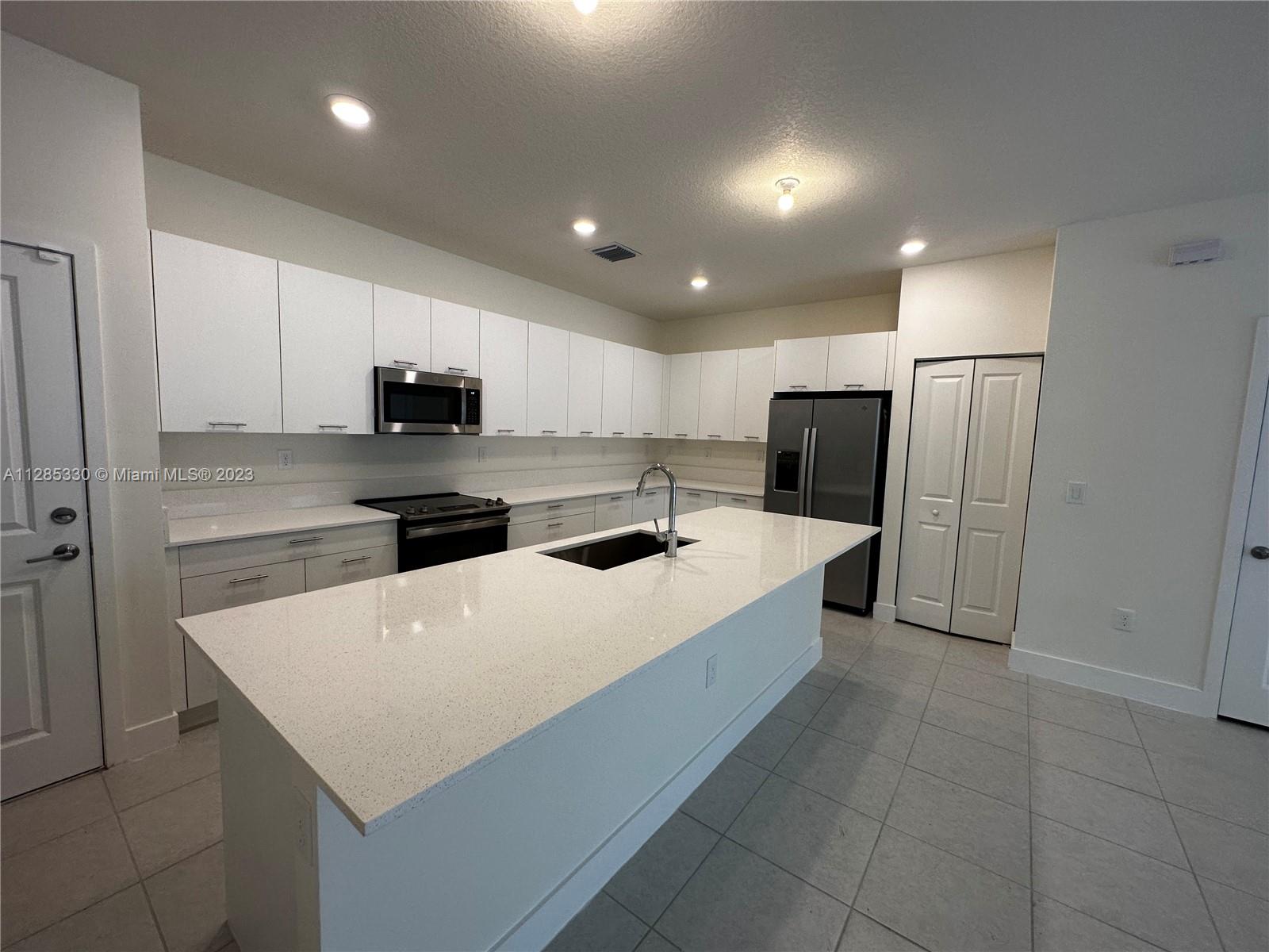 DOWNTOWN DORAL SOUTH PHAS - Residential