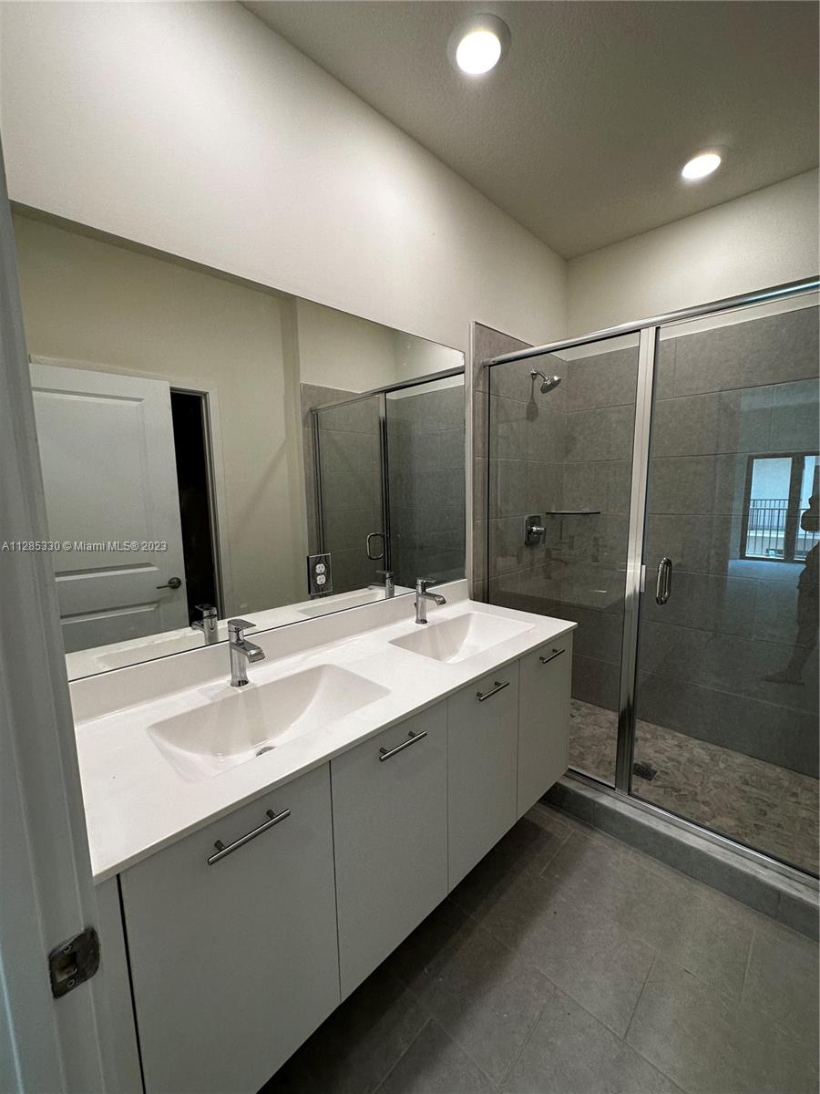 DOWNTOWN DORAL SOUTH PHAS - Residential