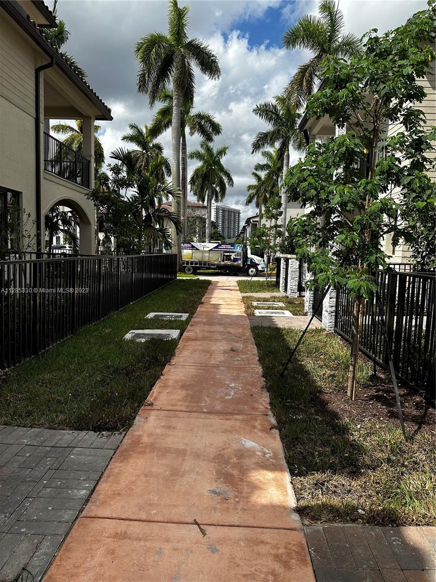 DOWNTOWN DORAL SOUTH PHAS - Residential