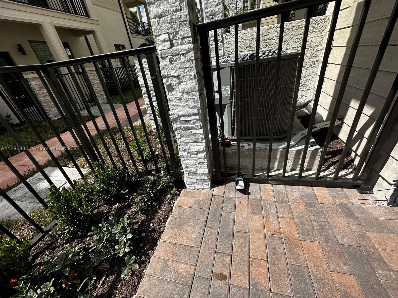 DOWNTOWN DORAL SOUTH PHAS - Residential