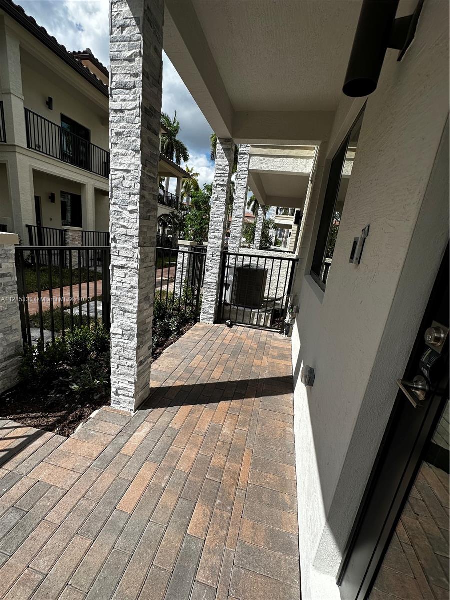 DOWNTOWN DORAL SOUTH PHAS - Residential