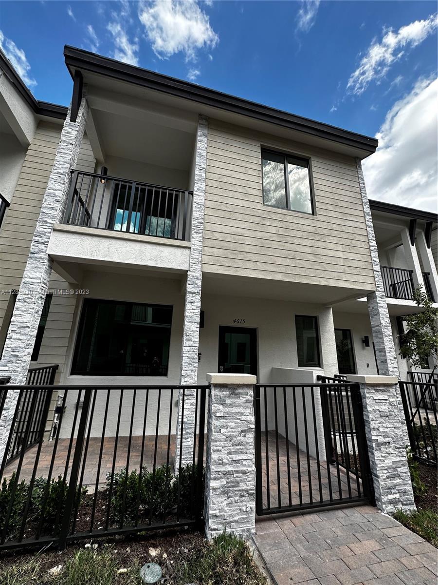 DOWNTOWN DORAL SOUTH PHAS - Residential