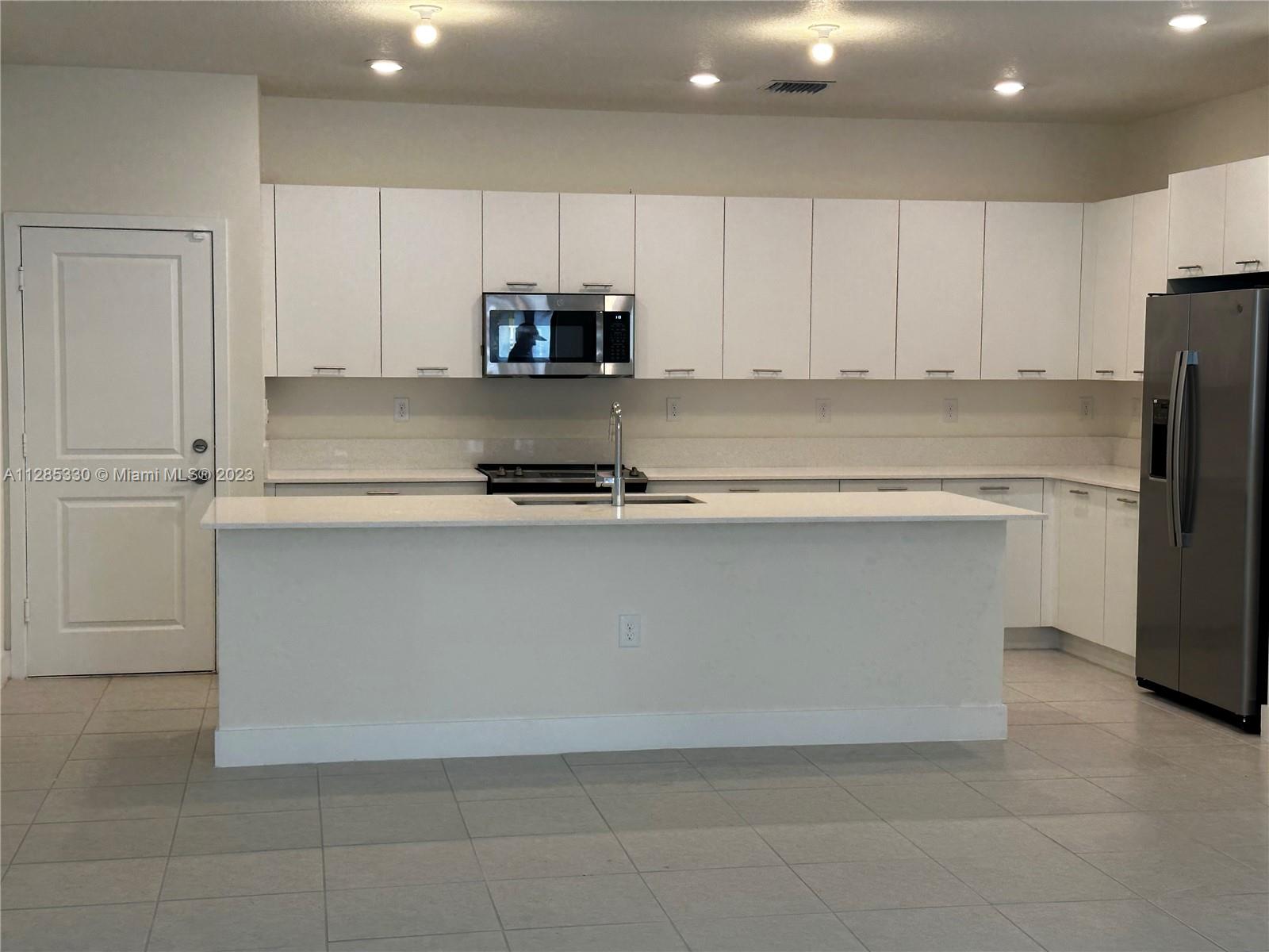 DOWNTOWN DORAL SOUTH PHAS - Residential