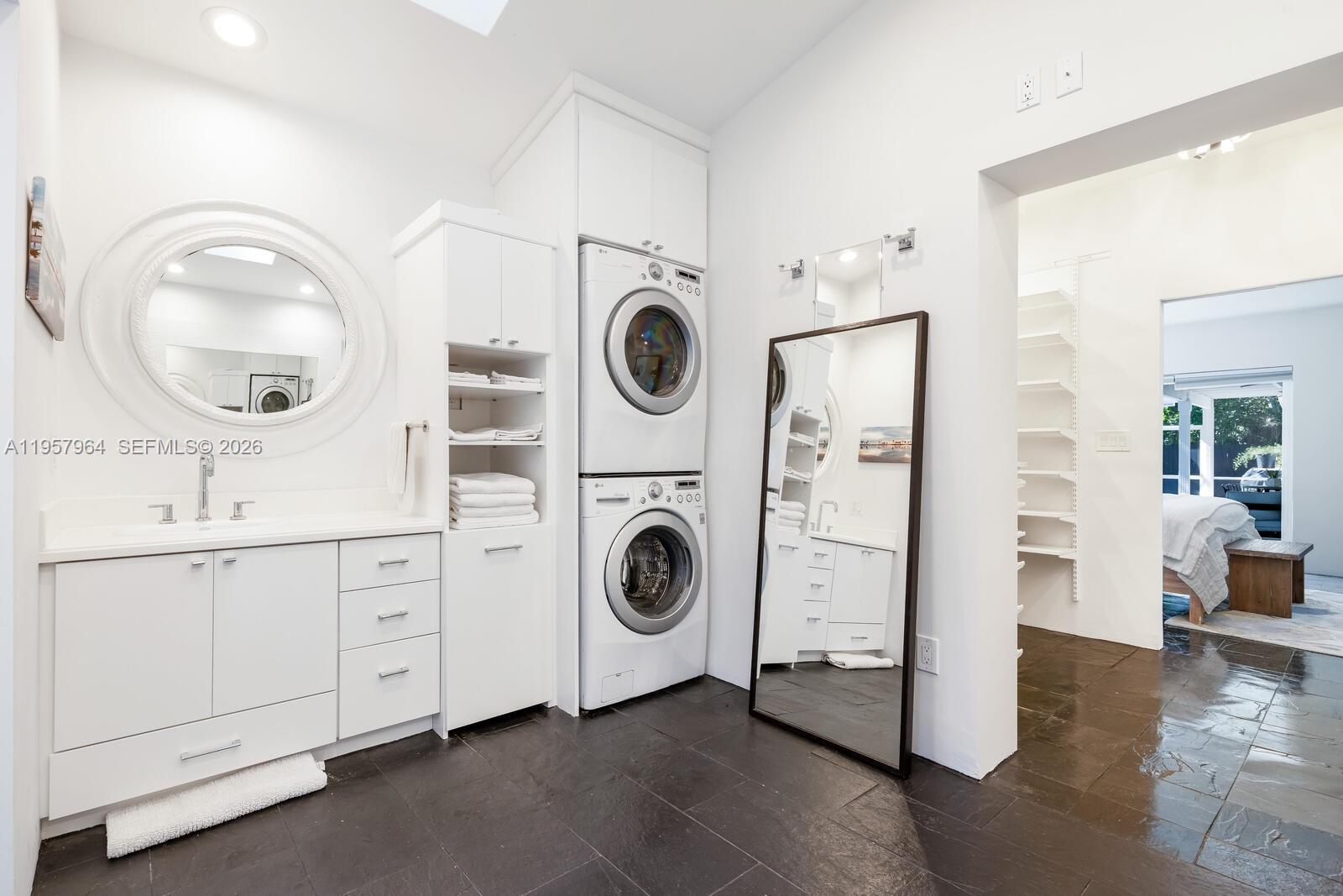 COLLEGE GROVES - Residential