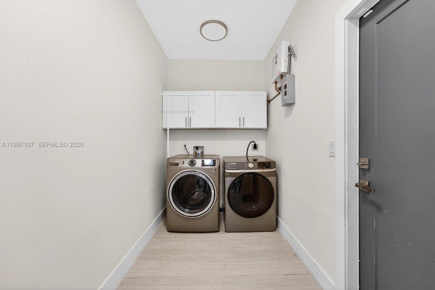 LAUDERDALE PARK 6-33 1/2 - Residential Lease