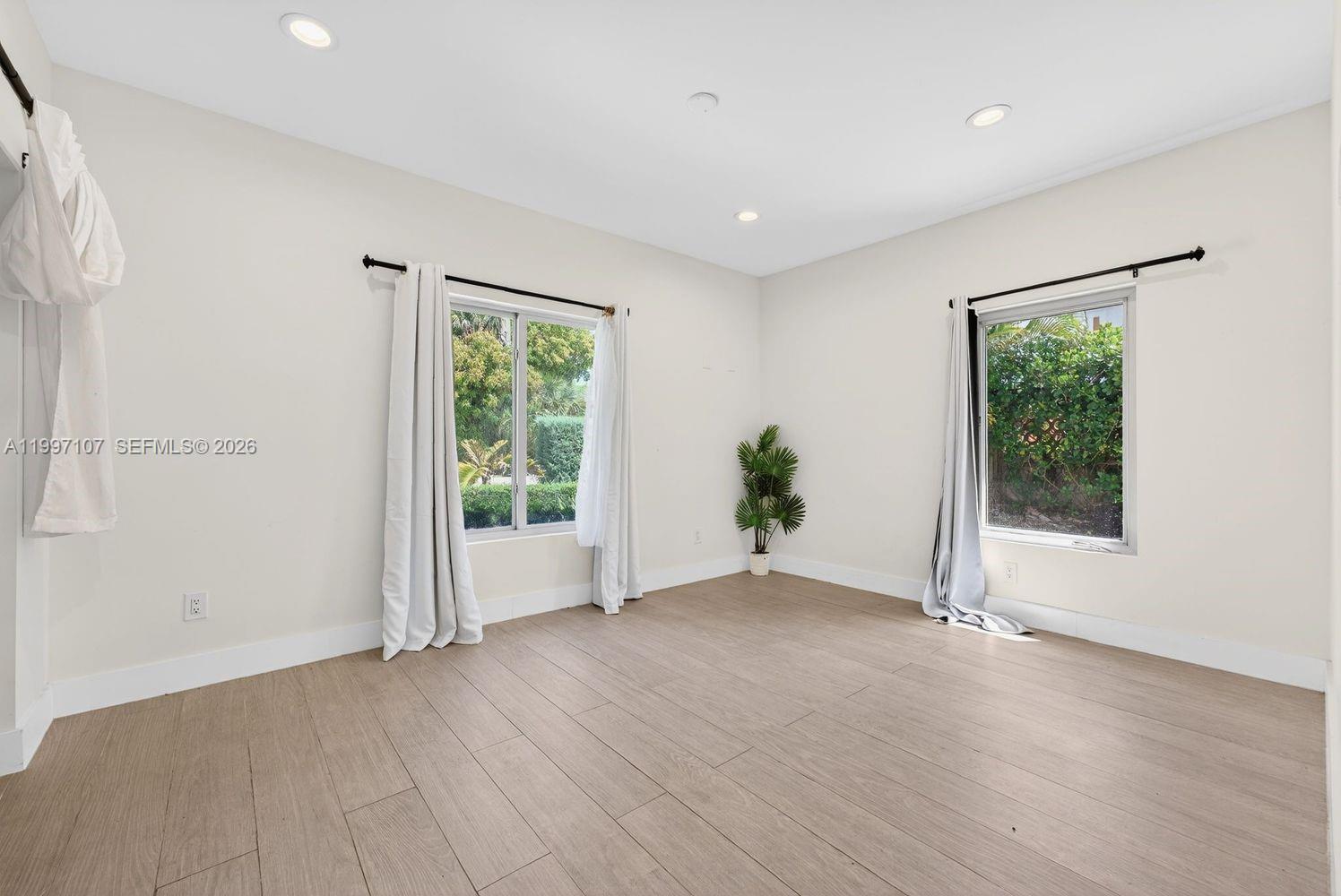 LAUDERDALE PARK 6-33 1/2 - Residential Lease