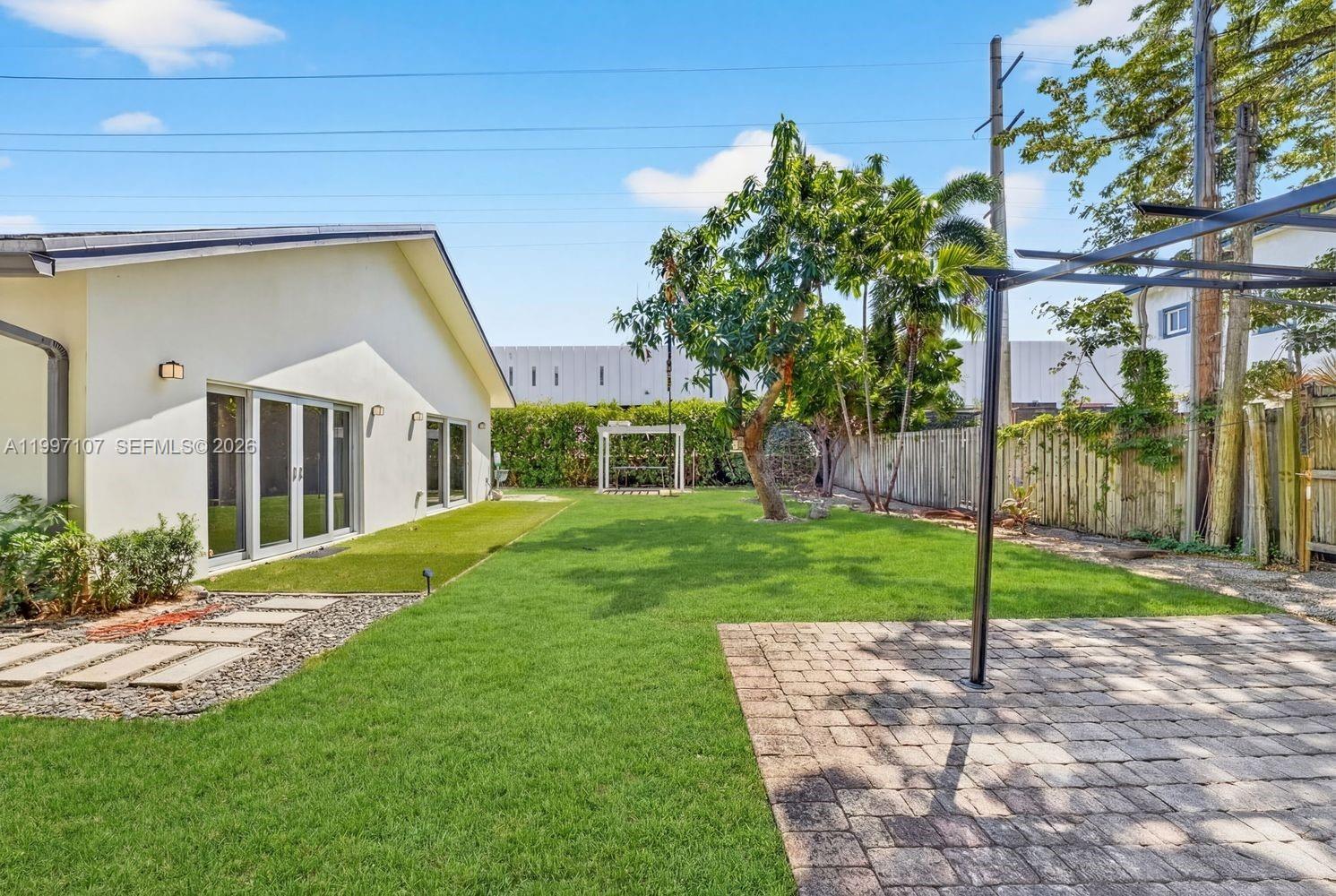 LAUDERDALE PARK 6-33 1/2 - Residential Lease