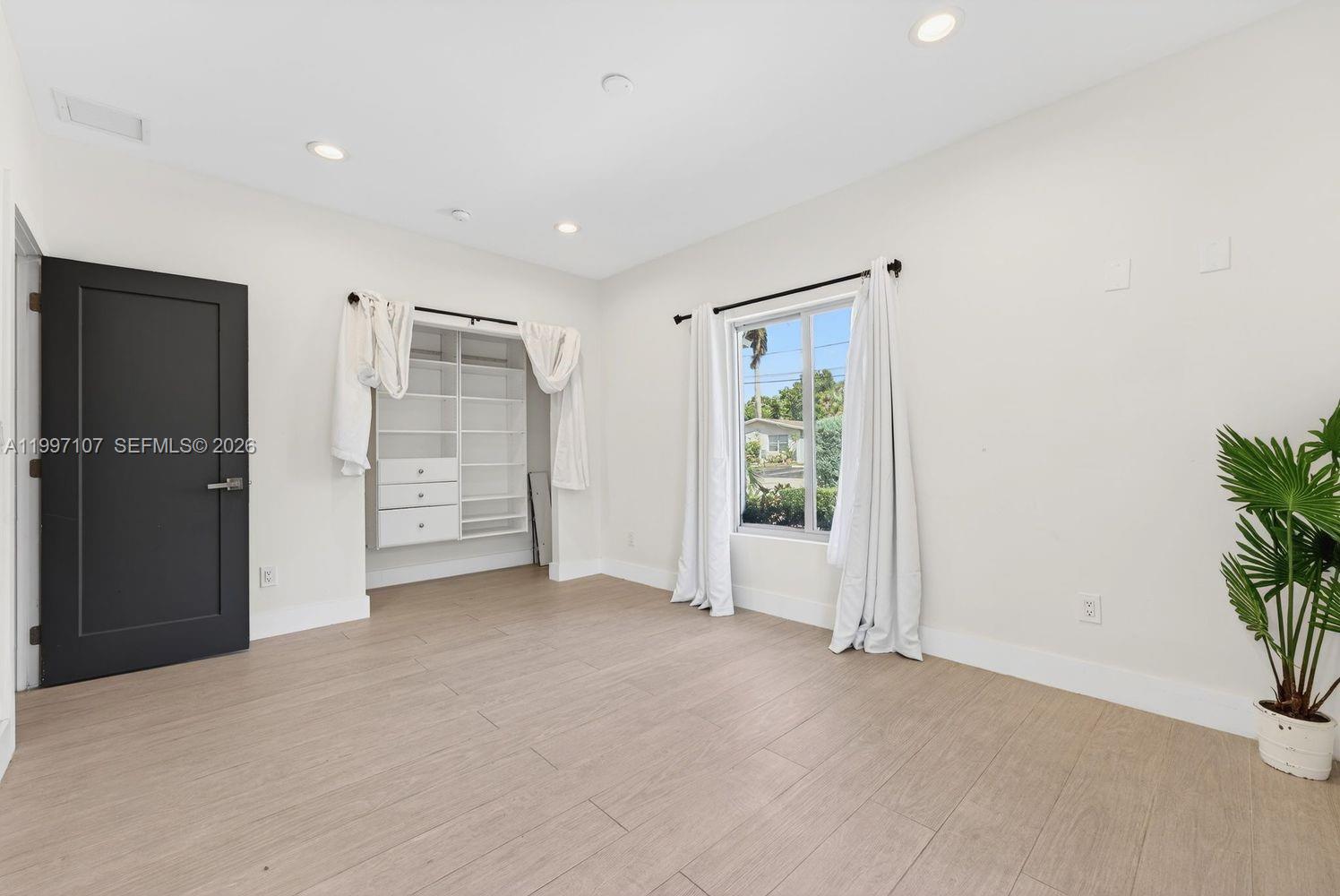 LAUDERDALE PARK 6-33 1/2 - Residential Lease