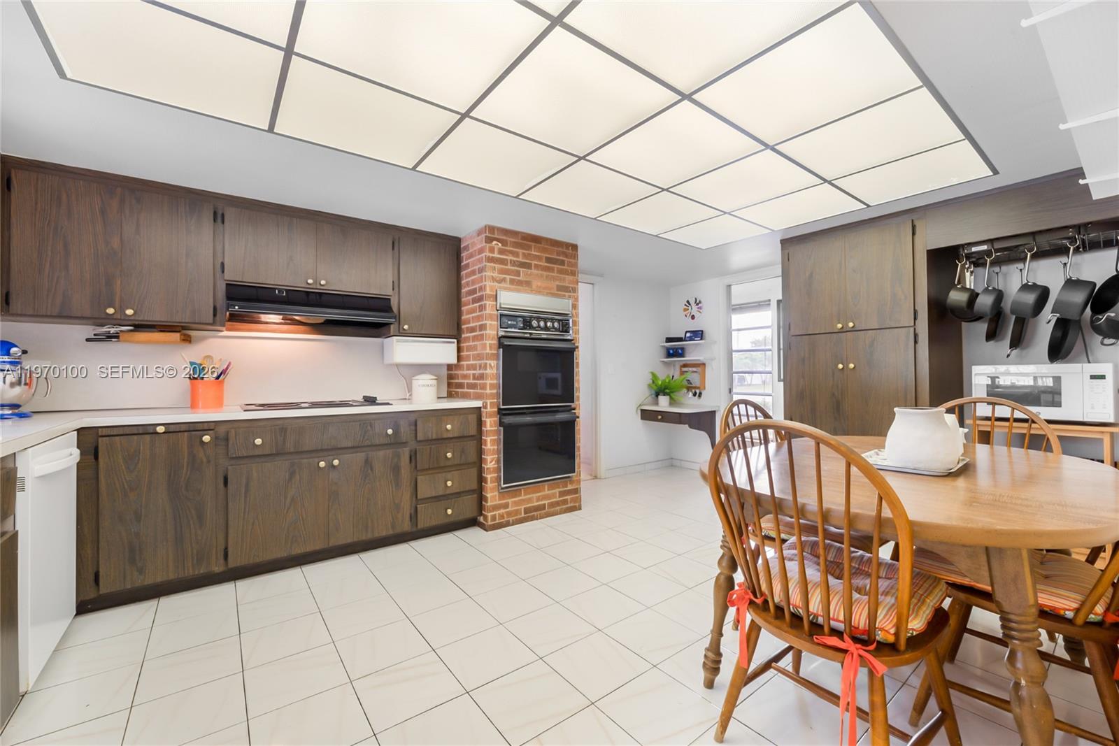 HOLLYWOOD HILLS - Residential