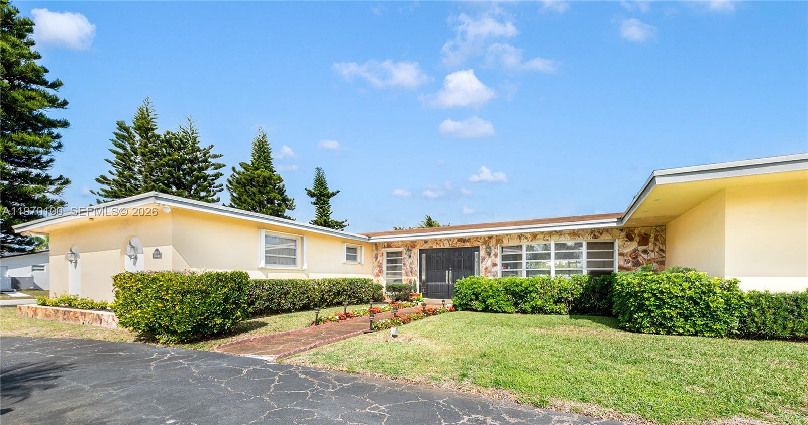 HOLLYWOOD HILLS - Residential