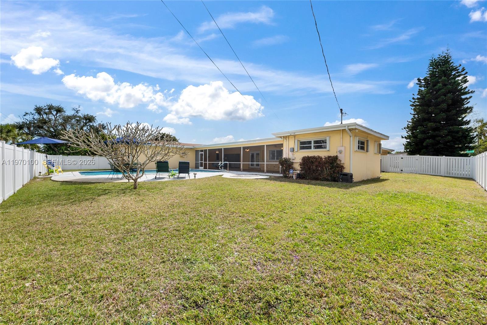 HOLLYWOOD HILLS - Residential
