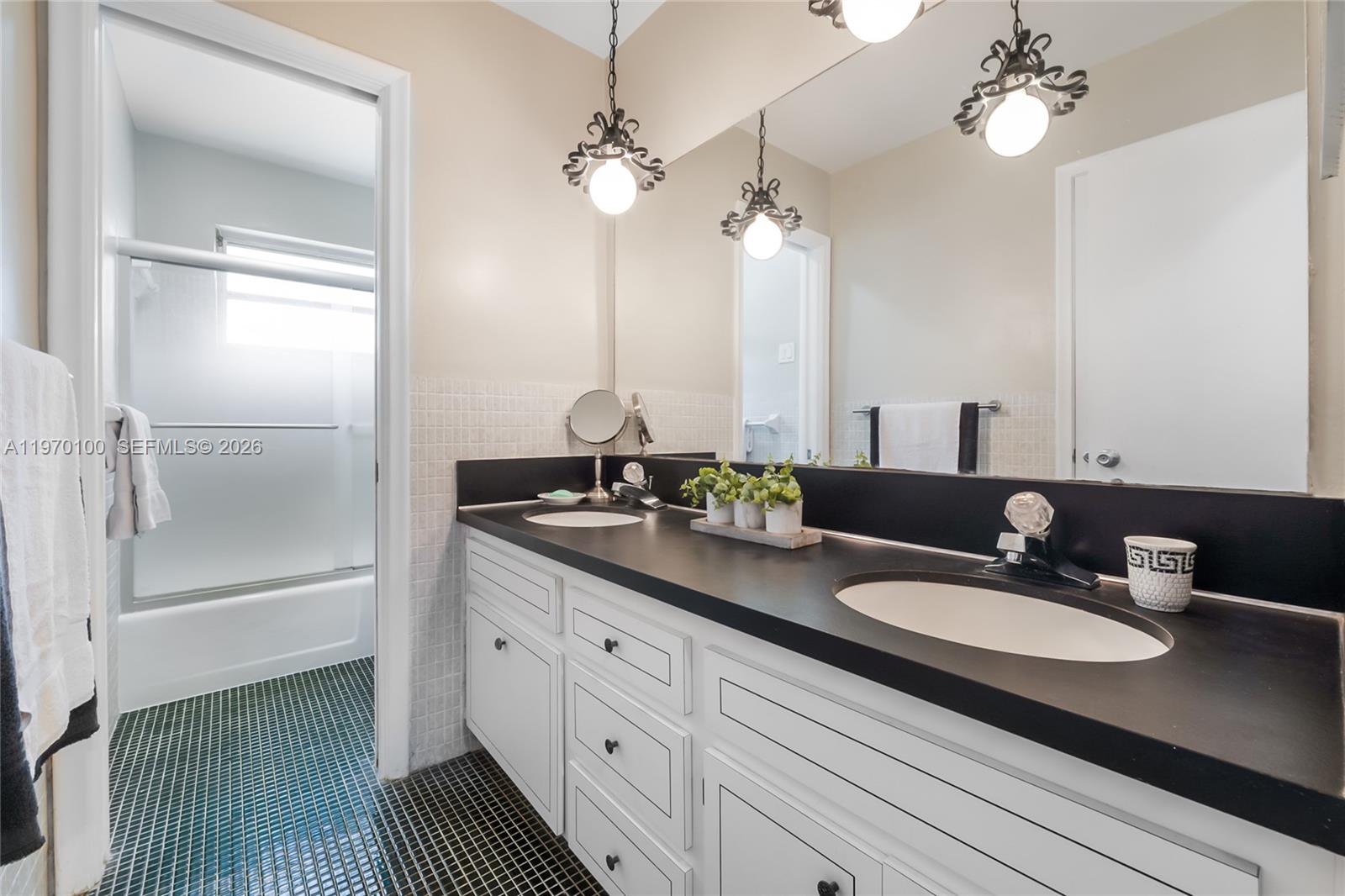 HOLLYWOOD HILLS - Residential