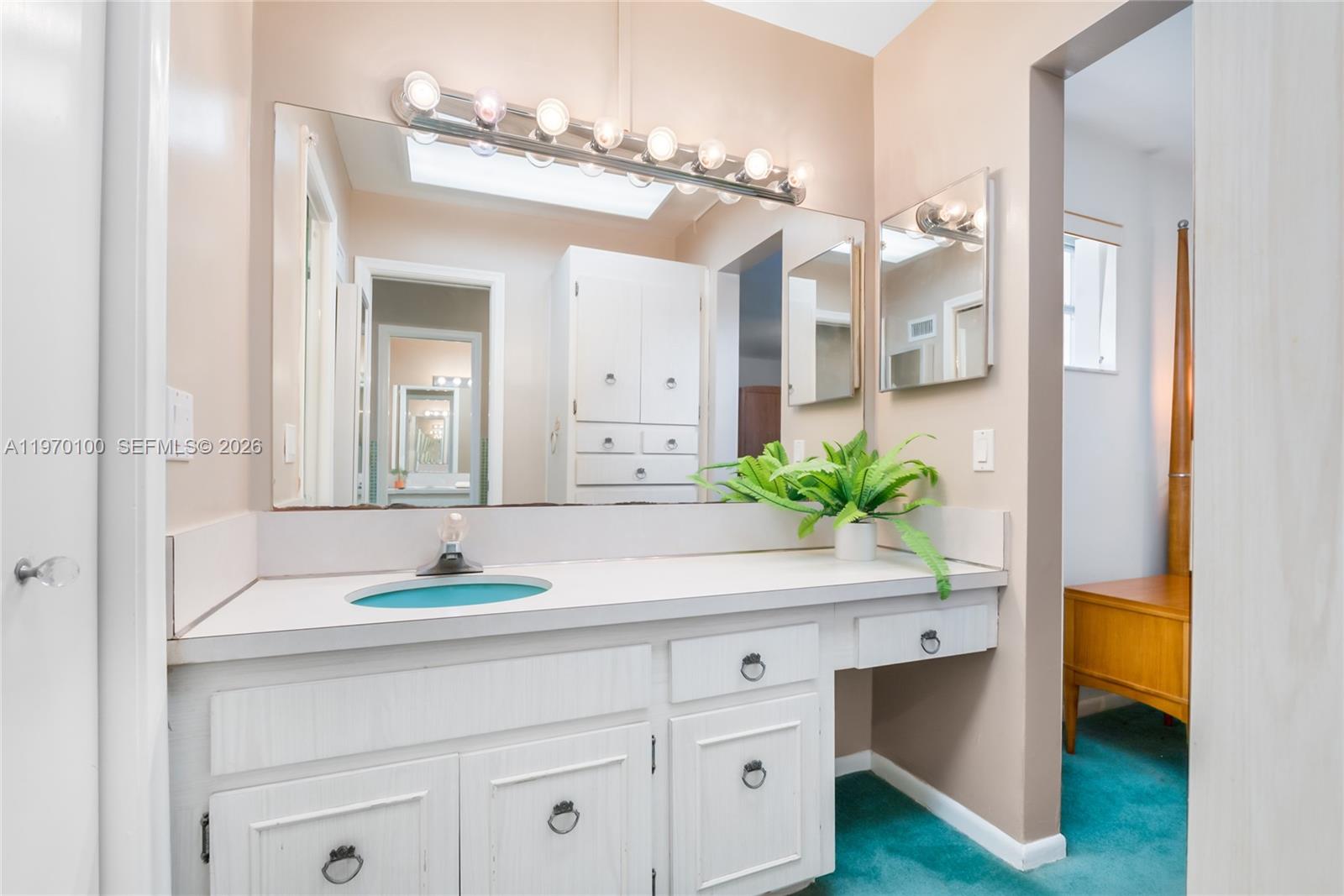 HOLLYWOOD HILLS - Residential