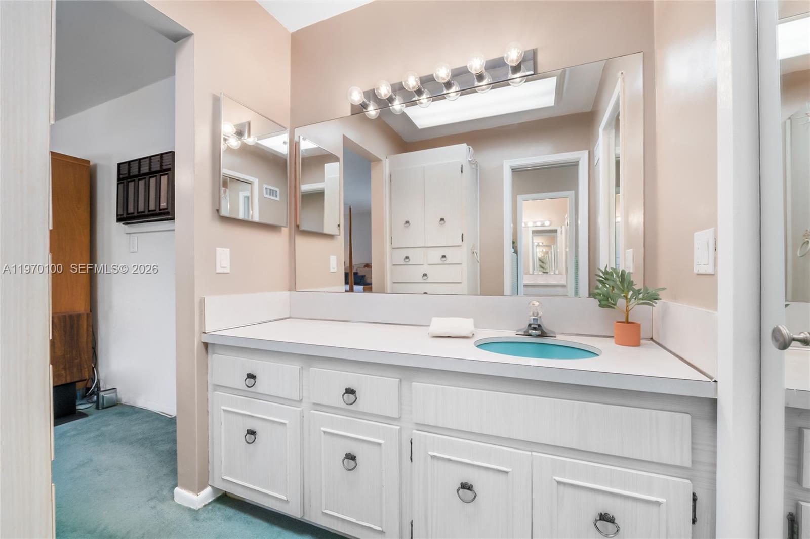 HOLLYWOOD HILLS - Residential