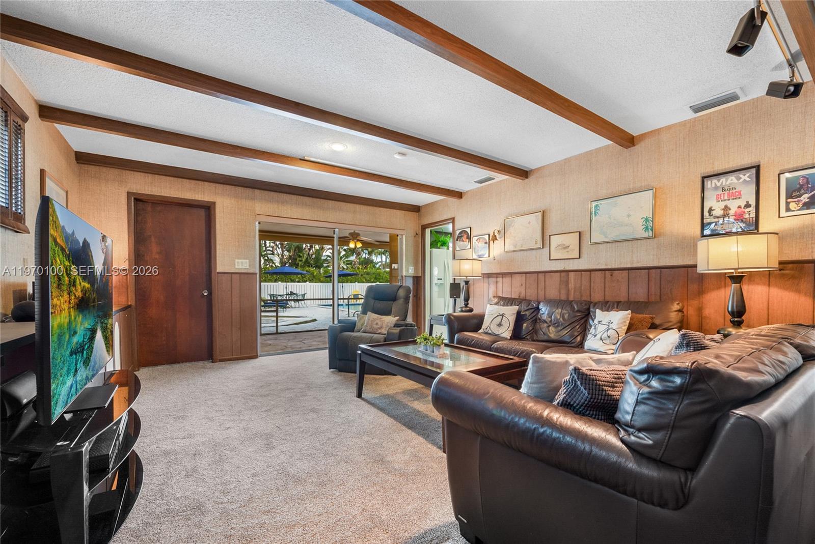 HOLLYWOOD HILLS - Residential