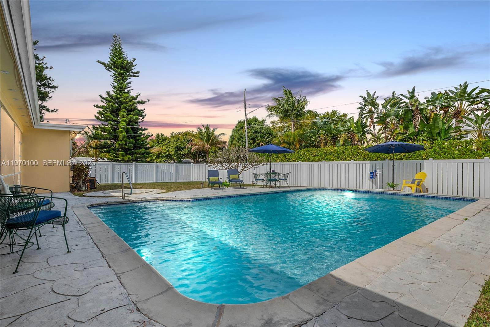 HOLLYWOOD HILLS - Residential