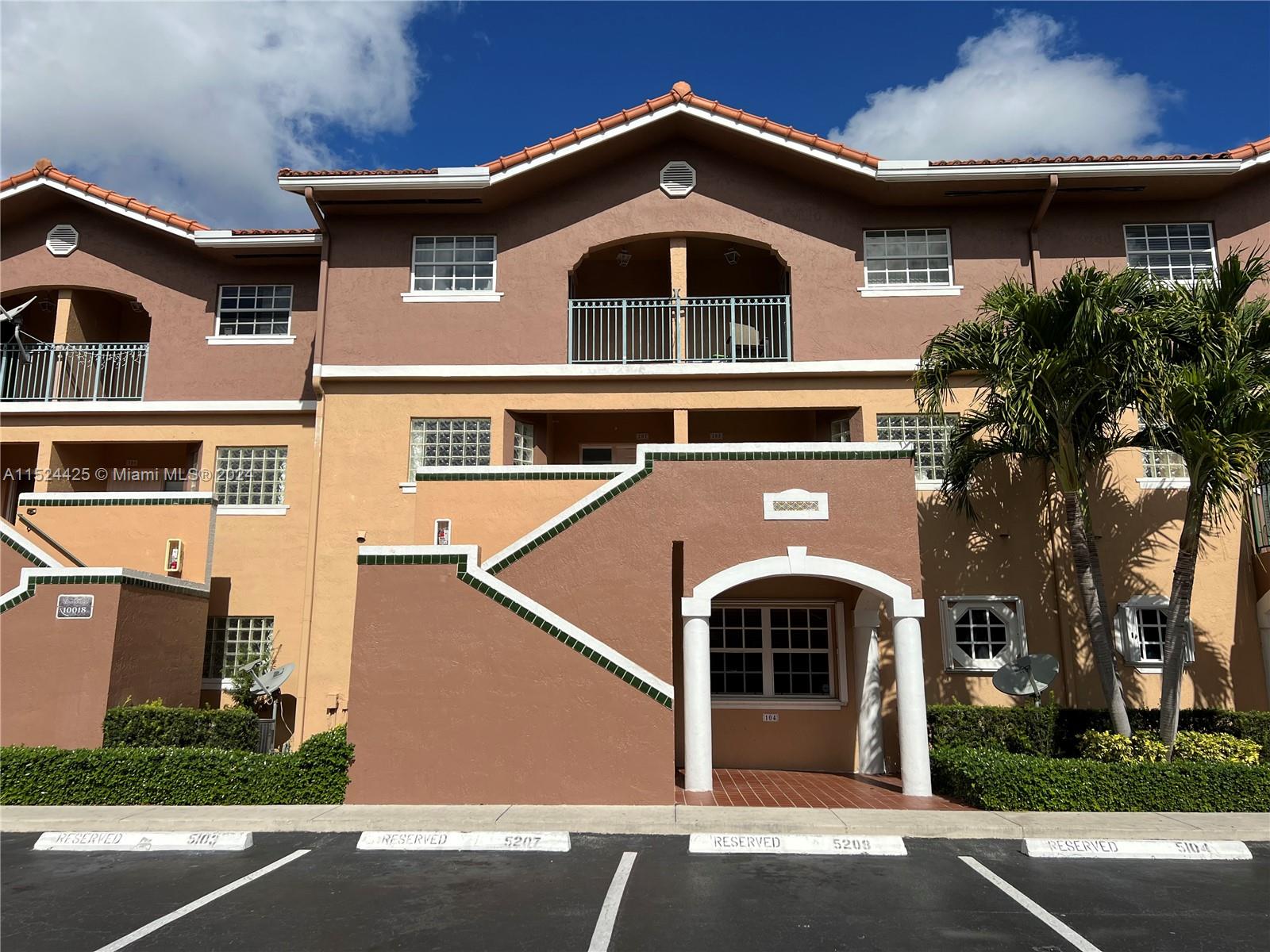 This ample apartment is located on the first floor, it has a very private entrance with exclusive access to a storage space. It has three bedrooms and two bathrooms, all remodeled. The kitchen has a breakfast area and a laundry room with large washer and dryer. Three cars allowed to park per unit of three bedrooms, one assigned, one resident and one guess. The neighborhood has a walking trail surrounding the lake, swimming pool and club house. Excellent location, in the heart of Kendall, shops, markets, parks, A schools and more.
