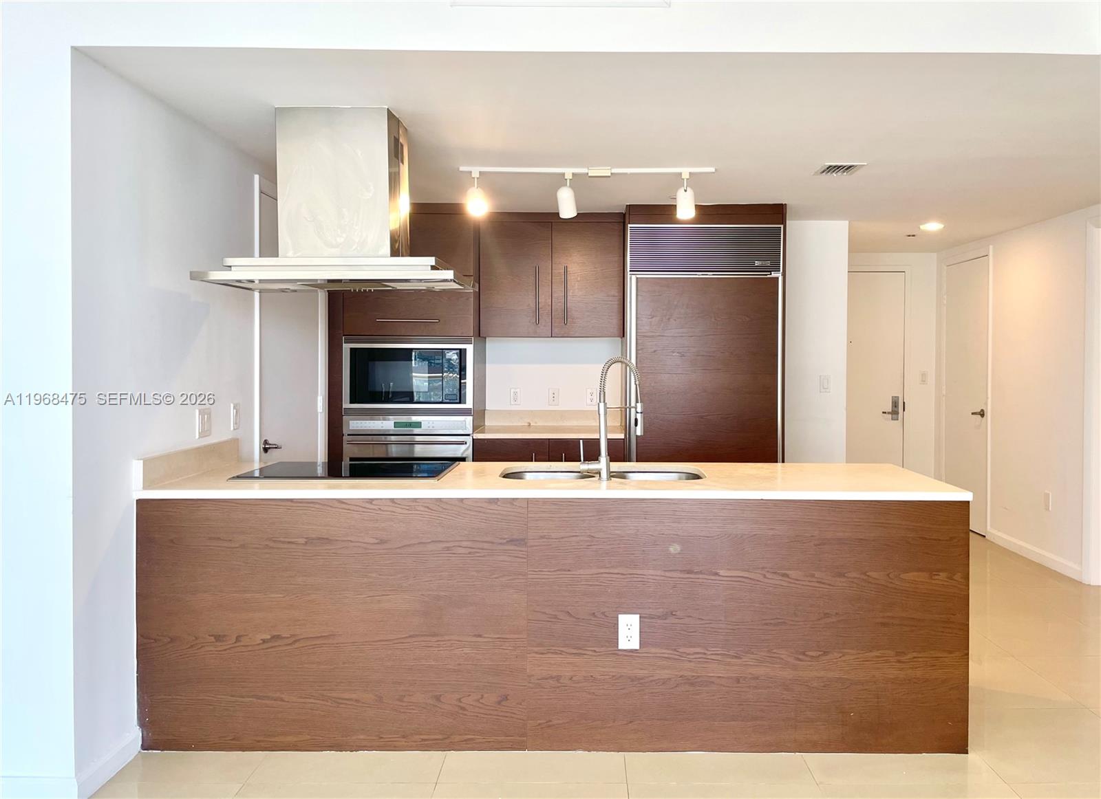 495 BRICKELL AV 3011