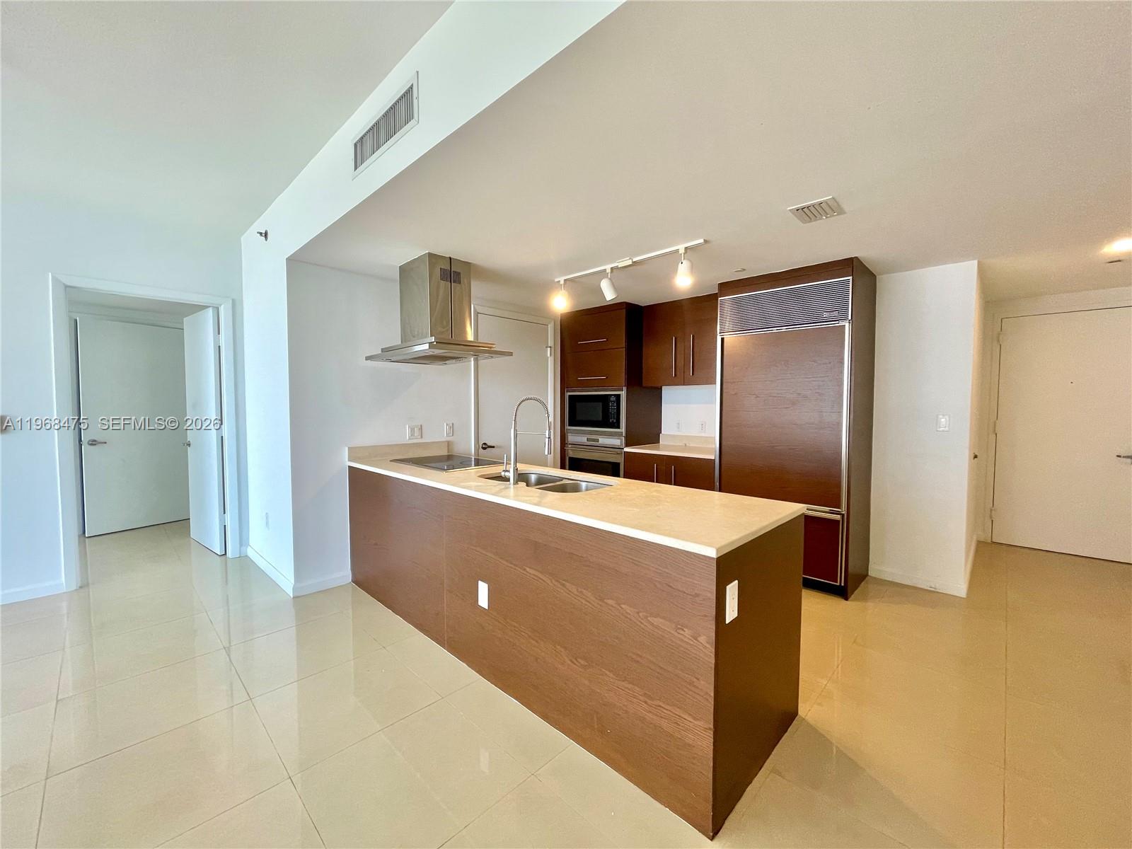 495 BRICKELL AV 3011