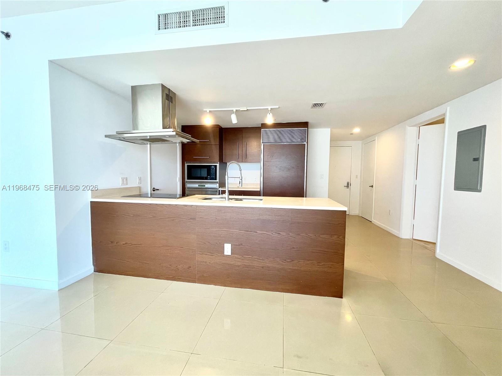 495 BRICKELL AV 3011