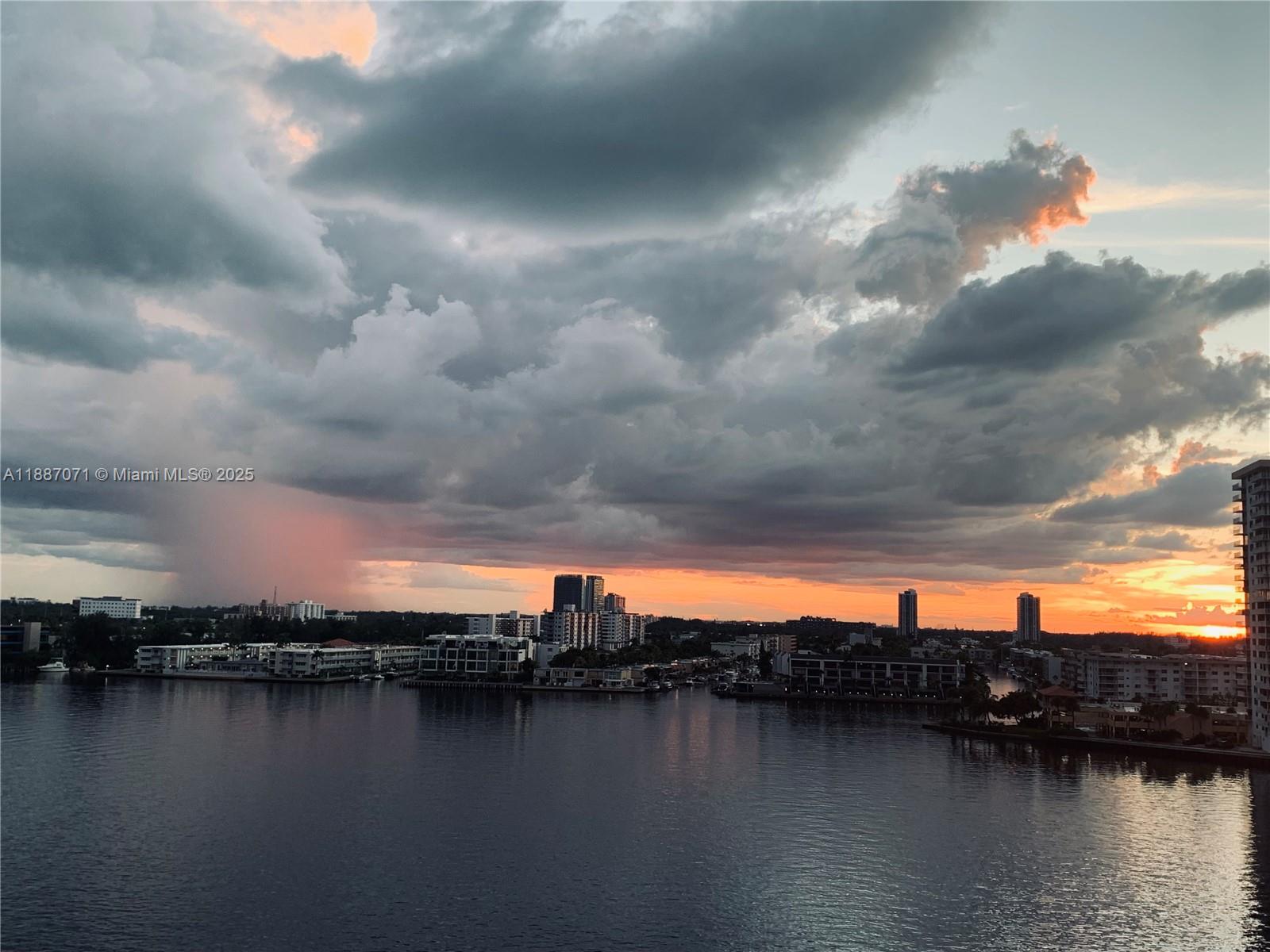 PORTO BELLAGIO CONDO - Residential