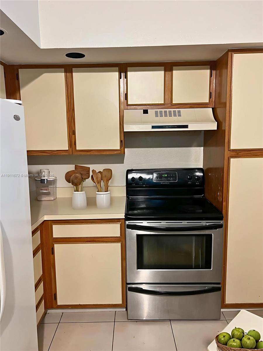 CORAL KEY CONDO - Residential Lease