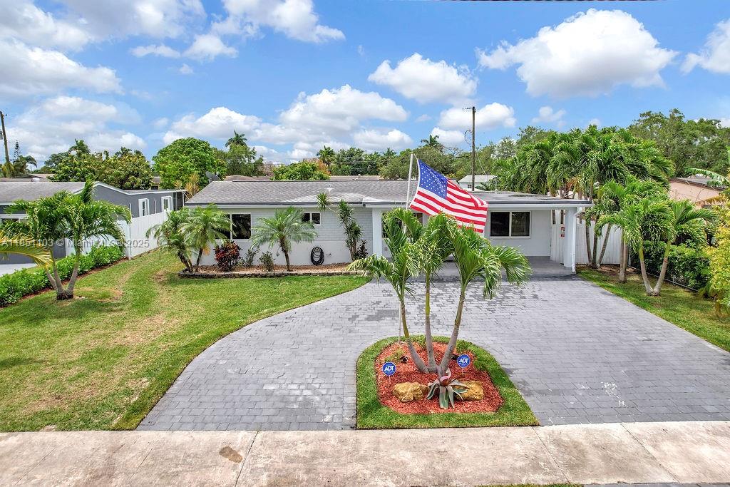 Spacious 4/2 home with office space fully furnished. Centrally located near grocery stores, restaurants, shopping, and Historic Redland Tropical Trail. Just 30 minutes away from The Keys, or 30 minutes away from Miami. Room for boat or trailer on the side (size limit) Close to Everglades National Park, and close to Homestead-Miami Speedway with tons more family friendly activities.