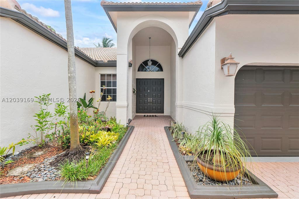Photo of 1522 NW 182nd Way, Pembroke Pines, FL 33029 (MLS # A12039169)