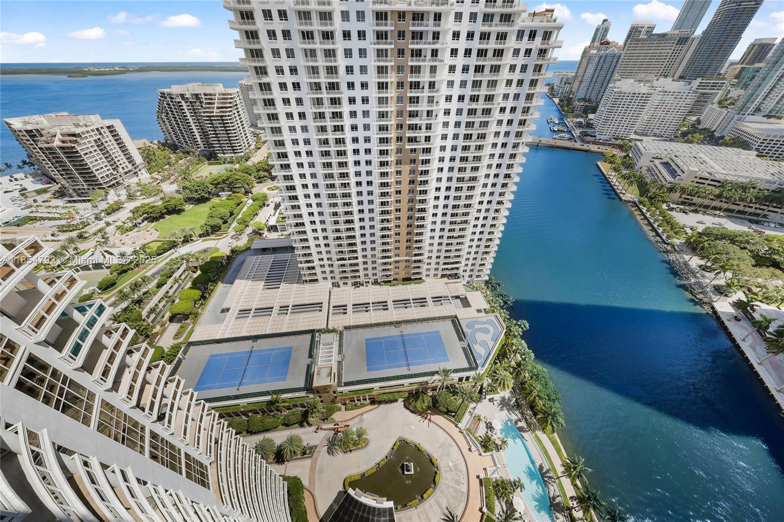 CARBONELL CONDO - Residential