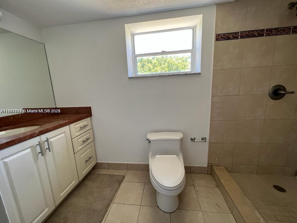 TOWNHOUSES OF VENETIAN PA - Residential Lease